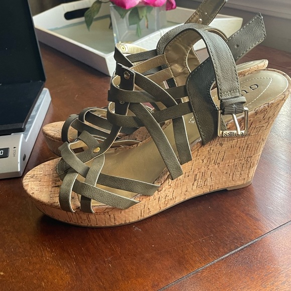 Guess wedges green size 9.5 - Picture 2 of 7
